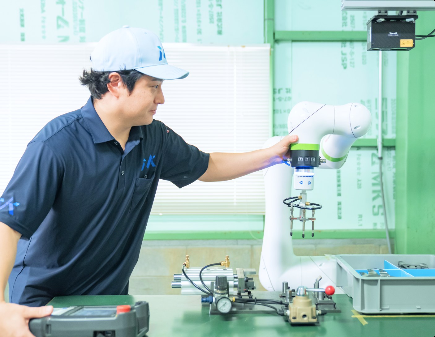 協働ロボットを操作するミズタのエンジニア